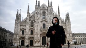 Un homme fume une cigarette sur la place du Duomo, le 19 janvier 2021 à Milan. (Illustration)