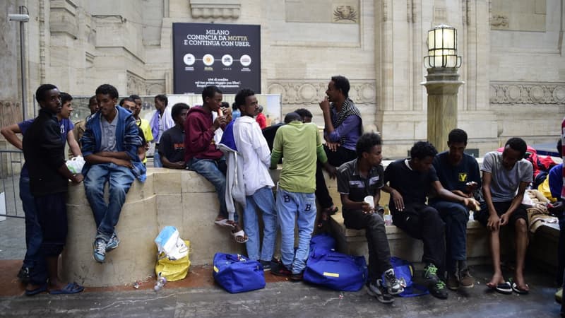 Des migrants à la gare de Milan, en Italie, le 11 juin 2015.