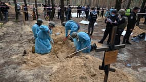 Une tombe en-cours d'exhumation aux abords d'Izioum le vendredi 16 septembre. 