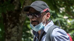 Cédric Jubillar, l'époux de Delphine Jubillar, disparue en décembre 2020, participe à un rassemblement avec ses collègues et ses proches à Albi, dans le sud de la France, le 12 juin 2021.