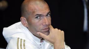 Les avocats de Zinedine Zidane ont demandé jeudi en justice 75.000 euros de dommages et intérêts à l'humoriste Christophe Alévêque pour des propos brocardant son supposé manque d'intelligence et sa présumée cupidité. /Photo prise le 12 juillet 2011/REUTER