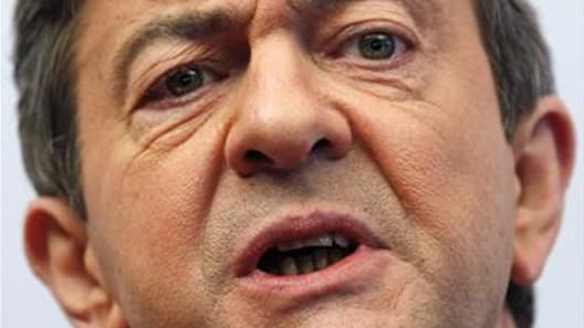 Jean-Luc Mélenchon a estimé dimanche en marge d'un meeting à Pau que la dernière semaine avant le premier tour de la présidentielle serait décisive pour le Front de gauche car le camp Sarkozy est susceptible de "dévisser". /Photo prise le 14 janvier 2012/