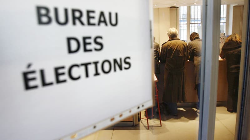 Des personnes font la queue pour s'inscrire sur les listes électorales dans la mairie du 11e arrondissement de Paris