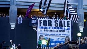 Des supporters de Newcastle célèbrent la vente du club
