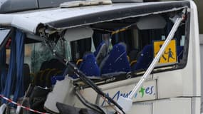 Le car scolaire accidenté le 11 février 2016 après une collision avec un poid-lourd à Rochefort