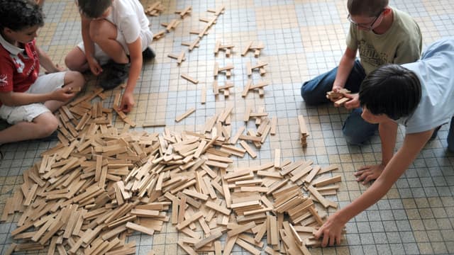 Le jeu de construction en briquettes de pin des landes s'adresse aux enfants dès 3 ans.