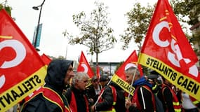 Manifestation de salariés à l'appel de la CGT du constructeur automobile Stellantis devant le salon de l'automobile à Paris le 17 octobre 2024