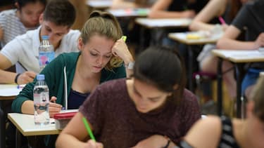 Des lycéens passant le bac