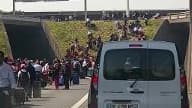 Grève des taxis à Roissy : des passagers marchent sur la route - Témoins BFMTV