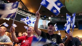 A Montréal, partisans du Parti québécois (PQ) de Pauline Marois, qui a remporté mardi les élections organisées dans la province canadienne francophone sans toutefois parvenir à obtenir une majorité absolue. /Photo prise le 4 septembre 2012/REUTERS/Christi