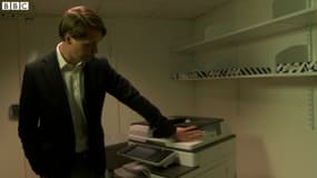 Un employé active la photocopieuse d'un simple geste de la main (Extrait du reportage de la BBC) 