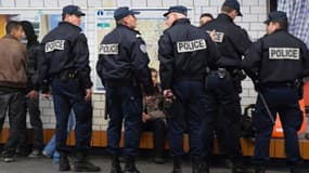 Des policiers procédant à un contrôle dans une station de métro parisienne (Photo d'illustration)