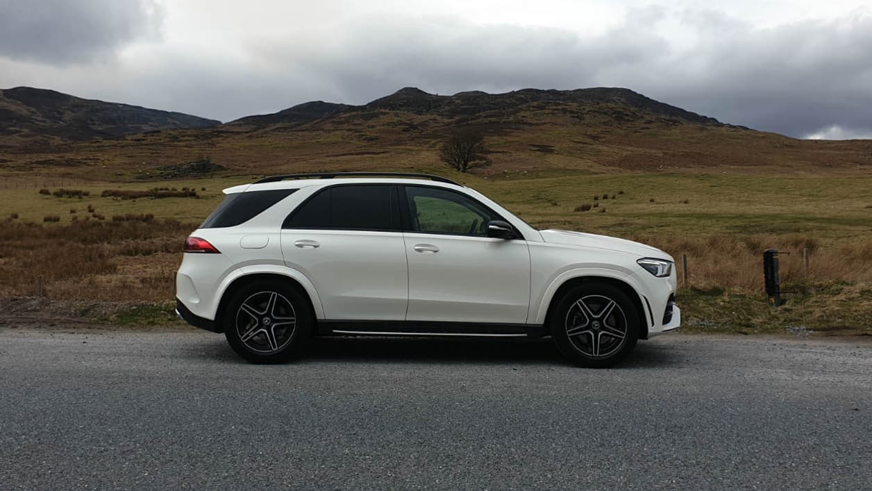 De profil, on remarque tout de suite le montant C incliné vers l'avant, caractéristique principale du grand SUV.