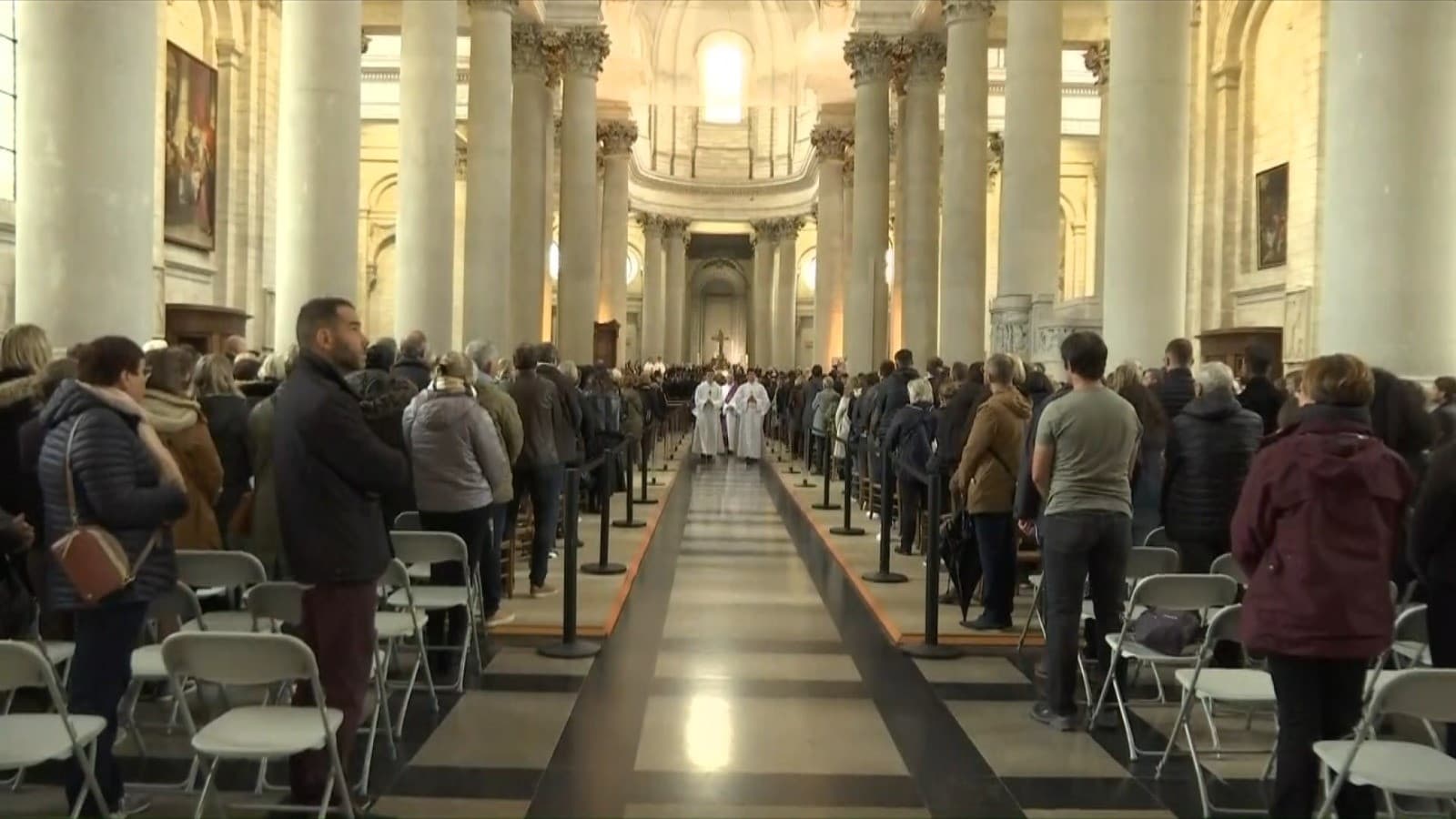 Le cercueil de Dominique Bernard a quitté la cathédrale d'Arras ce vendredi 19 octobre 2023 peu avant midi