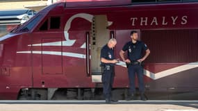 Des agents de police devant un train Thalys (photo d'illustration).