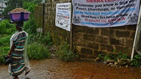 "Si vous connaissez quelqu'un qui souffre de fièvre, de diarrhée ou de vomissements, demandez de l'aide, n'hébergez pas une personne malade, elle peut être atteinte d'Ebola", met en garde cette affiche en Sierra Leone.