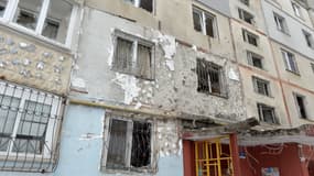 Un bâtiment résidentiel touché lors de combats à Kharkiv, samedi 26 février 2022 au troisième jour de la guerre en Ukraine