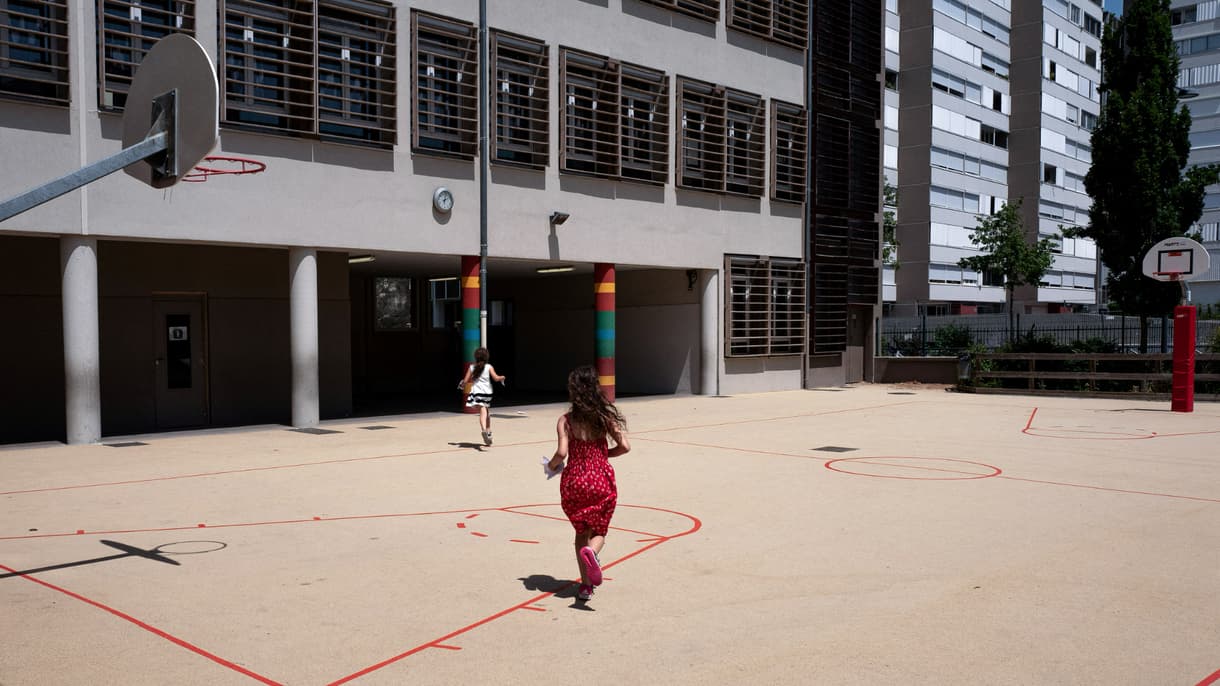 Des enfants courent dans la cour de récréation de l'école Edouard Herriot à la mi-journée pendant une vague de chaleur à Villeurbanne, près de Lyon, le 27 juin 2019 (photo d'illustration)