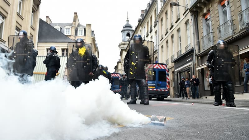 Des forces de l'ordre durant la manifestation de Rennes, jeudi 27 avril.