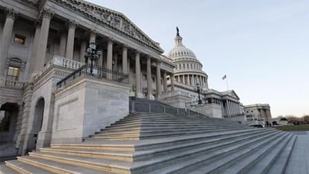 Vue du Capitole, à Washington. A deux jours de la date couperet, les parlementaires américains étaient engagés dimanche dans une course contre la montre pour tenter de trouver un accord qui permettrait de relever le plafond de la dette et d'éviter à la pr