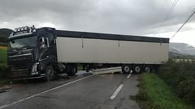 Par mesure de précaution, la route a été coupée et des déviations ont été mise en place, encadrées par les gendarmes rattachés à la compagnie de Gap.