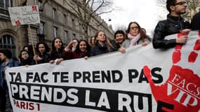 Des étudiants manifestent contre le projet de réforme d'accès à l'enseignement supérieur, le 1er février 2018 à Paris. 