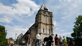 Des fleurs déposées devant l'église de Saint-Etienne-du-Rouvray après l'assassinat du père Jacques Hamel, le 28 juillet 2016.