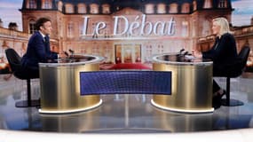 Emmanuel Macron et Marine Le Pen lors du débat de l'entre-deux-tours de la présidentielle, le 21 avril 2022.
