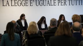 Les magistrats se tiennent debout lors de la lecture du verdict du maxi procès mafieux à Lamezia Terme le 20 novembre 2023, où quelque 200 personnes ont été reconnues coupables dans le cadre du procès contre des membres présumés de la mafia 'Ndrangheta dans la province calabraise de Vibo Valentia et les animateurs cols blancs de la mafia.