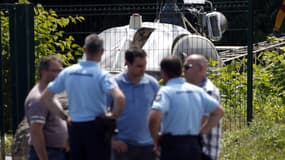 La police dans la commune de Gonesse, à proximité de l'hélicoptère abandonné grâce auquel s'est évadé Redoine Faïd dimanche 1er juillet.