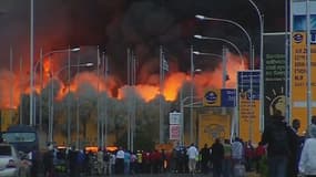 L'aéroport est toujours la proie des flammes.