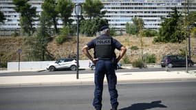 Un policier monte la garde dans le quartier de Pissevin à Nîmes (Gard), le 22 août 2023 
