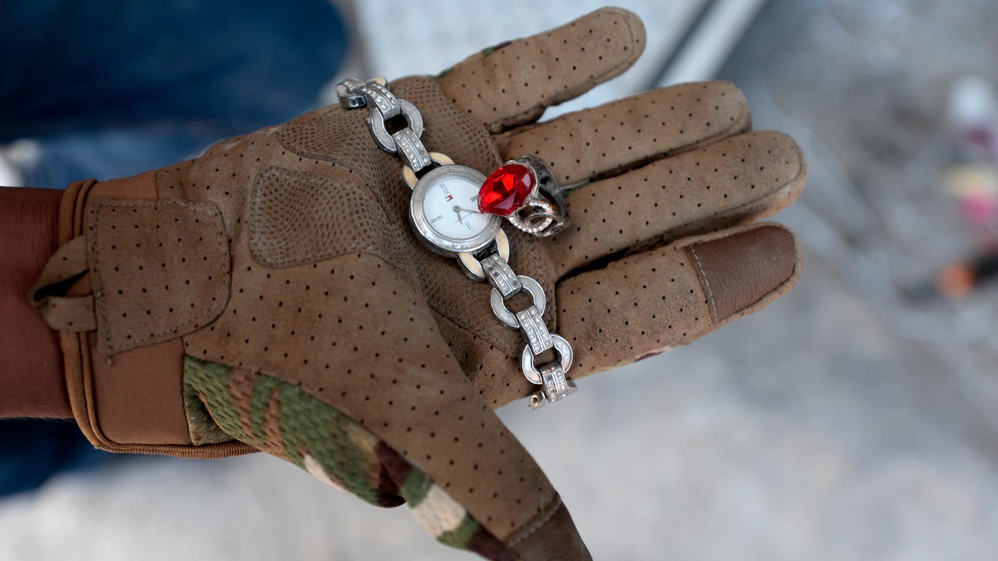 Une montre retrouvée au ranch Izaguirre, dans la communauté de La Estanzuela, à Teuchitlan, dans l'État de Jalisco, au Mexique, le 5 mars 2025.