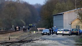 Groupe AZF : des personnels de la SNCF et des forces de police, le 24 mars 2004 à Montieramey (Aube), à proximité de la voie ferrée sur laquelle une bombe artisanale a été découverte