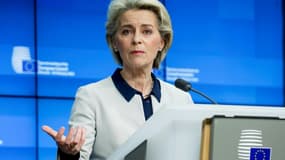 Le présidente de la Commission européenne Ursula von der Leyen annonce une série de sanctions contre la Russie, à Bruxelles le 25 février 2022, après l'invasion de l'Ukraine