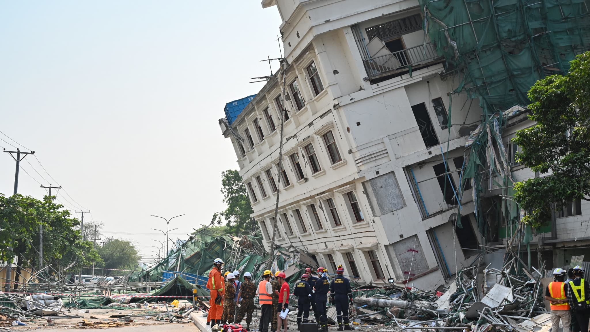 Des secouristes chinois et biélorusses à Mandalay, en Birmanie, ce mercredi 2 avril 2025. Des secouristes chinois et biélorusses à Mandalay, en Birmanie, ce mercredi 2 avril 2025.