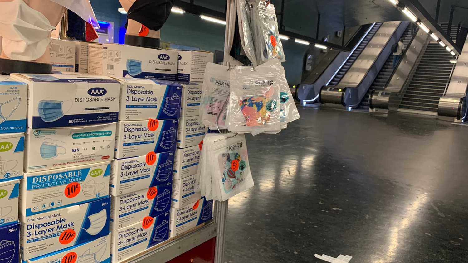 10 euros la boîte de 50 dans le métro. 10 euros la boîte de 50 dans le métro.