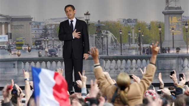 Plusieurs dizaines de milliers de personnes ont apporté dimanche après-midi sur la place de la Concorde, au coeur de Paris, leur soutien à Nicolas Sarkozy, dont la campagne pour l'élection présidentielle marque le pas depuis quelques jours. /Photo prise l
