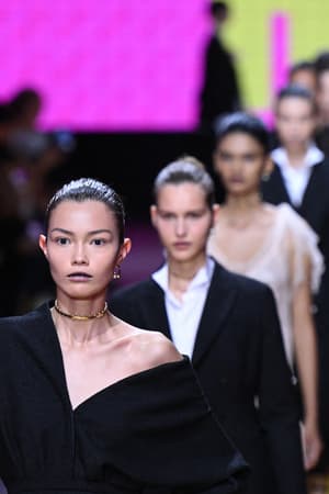 One shoulder, mysticisme et féminisme engagé, retour sur le défilé Dior printemps-été 2024 à Paris