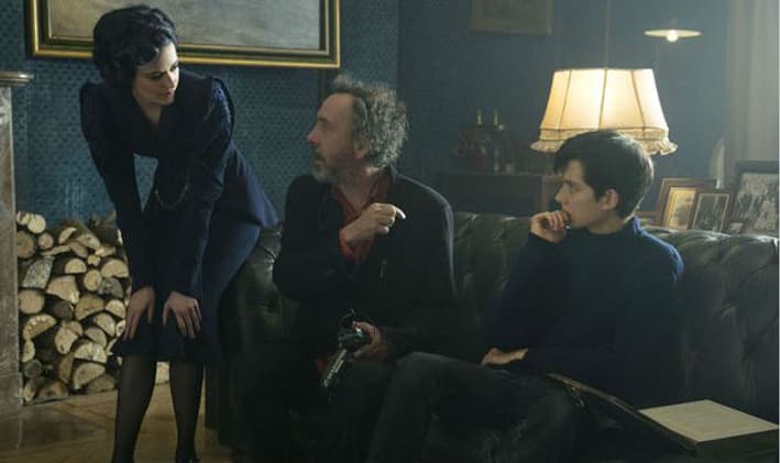 Tim Burton entouré de Eva Green et Asa Butterfield sur le plateau de "Miss Peregrine et les enfants particuliers"