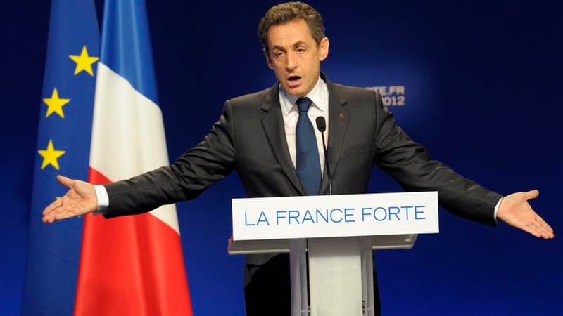 Conforté par des sondages plus favorables, Nicolas Sarkozy a prononcé samedi à Lyon un de ses discours les plus violents contre son adversaire socialiste pour l'élection présidentielle François Hollande, qu'il a accusé de "mensonge" et de "cynisme". /Phot