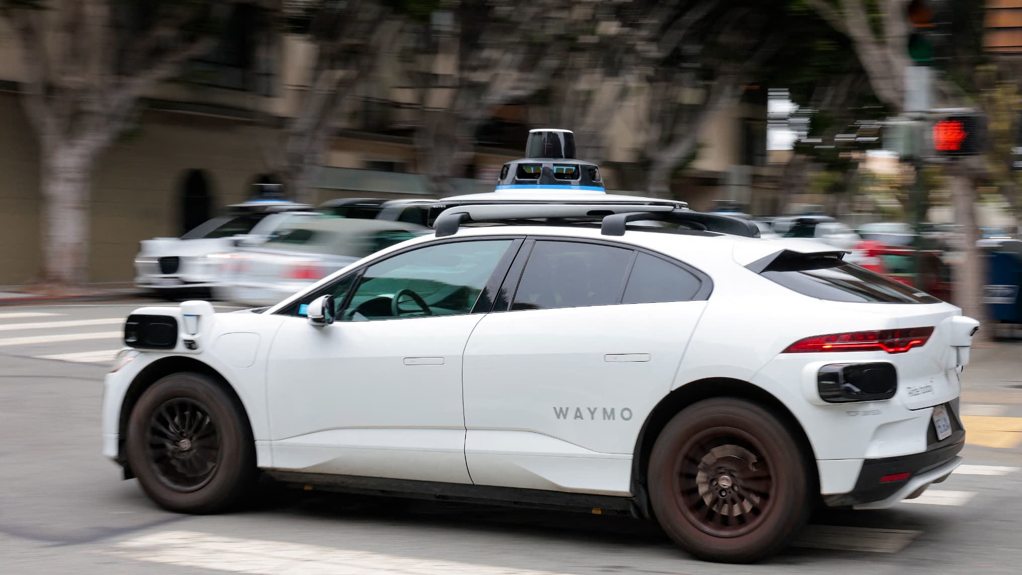 Uyuyan, sigara içen, aracı çöp gibi kullanan yolcular... Robotaksiler kötü muamele görüyor ve bazen kullanıcıların en kötü yanlarını ortaya çıkarıyor