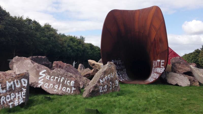 "Dirty Corner" la sculpture Anish Kapoor dans le parc du château de Versailles.