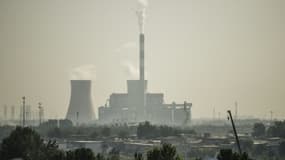 Une cheminée d'usine, le 25 septembre 2015 à Shijiazhuang, dans la province du Hebei, en Chine