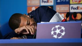 Fou rire de Kylian Mbappé, l'attaquant du PSG, lors d'une conférence de presse au Parc des Princes, le 5 septembre 2022 à Paris.