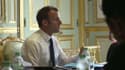 Emmanuel Macron dans son bureau à l'Elysée, filmé par ses équipes.