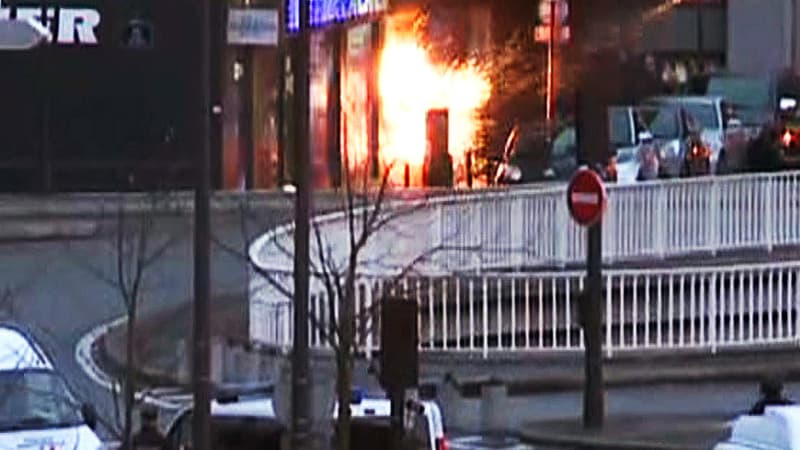 Vendredi 9 janvier, 17h12. Les policiers du Raid viennent de donner l'assaut sur l'Hyper Casher de la porte de Vincennes, à Paris, pour intercepter Ademy Coulibaly qui retient une quinzaine d'otages.