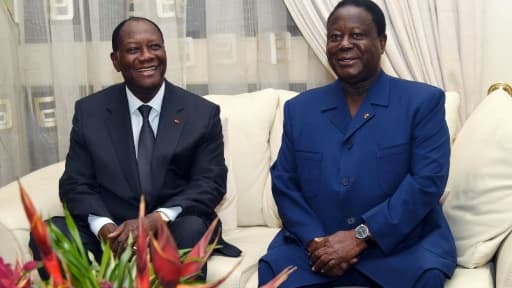 Le président ivoirien Alassanne Ouattara (g) et l'ancien président Konan Bedié Henri, lors d'une rencontre le 27 octobre 2015 à Abidjan