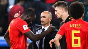 Roberto Martinez console ses joueurs après la défaite face aux Bleus