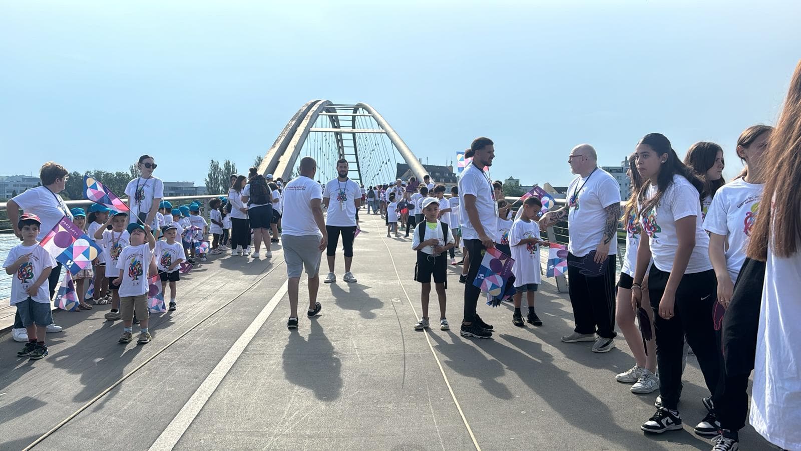 Le public rassemblé sur la passerelle des Trois pays à Huningue pour l'arrivée de la flamme olympique mercredi 26 juin 2024. Le public rassemblé sur la passerelle des Trois pays à Huningue pour l'arrivée de la flamme olympique mercredi 26 juin 2024.
